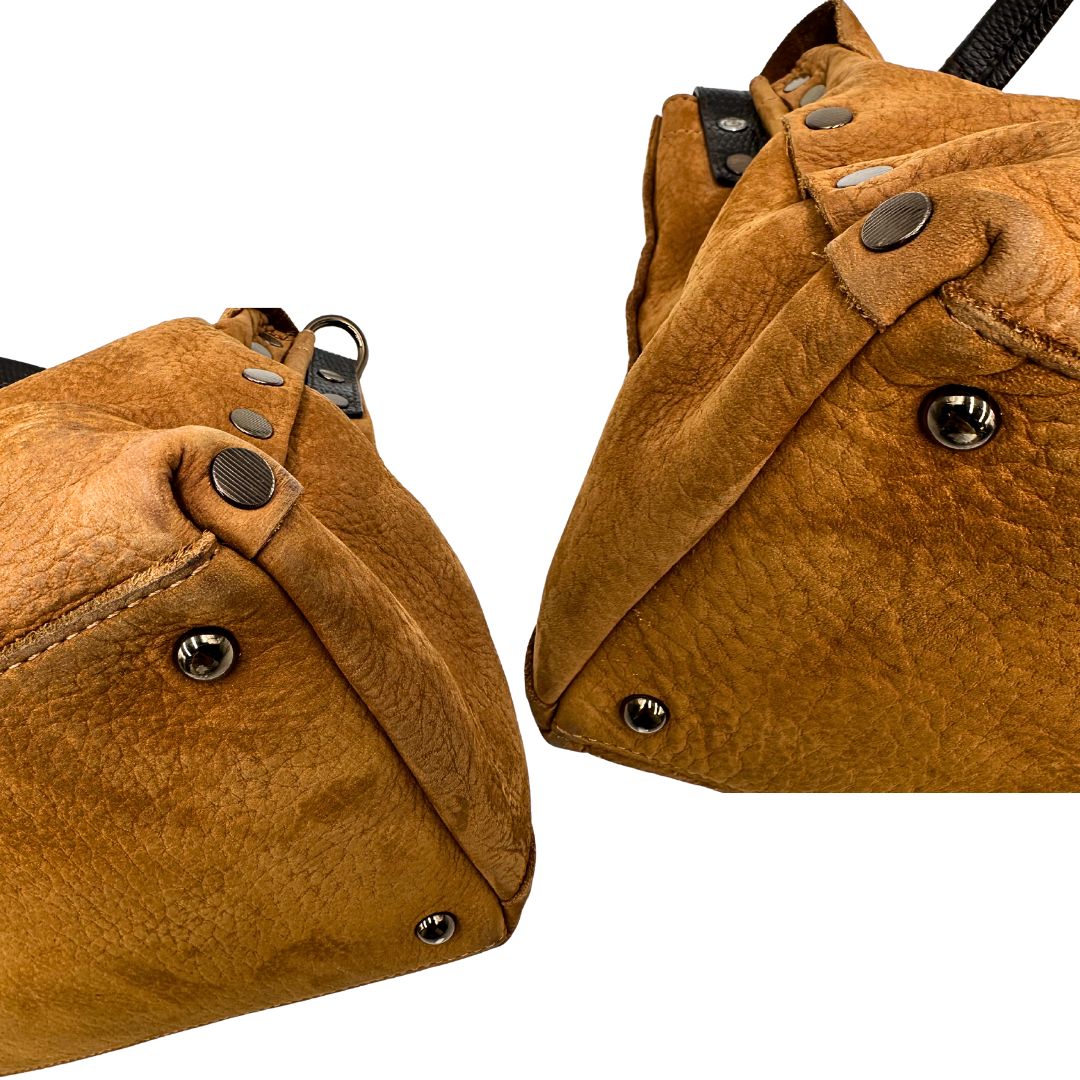 Angoli di una borsa Postina M Zanellato in pelle scamosciata color cannella con finiture marroni testa di moro e parti metalliche bronzo; munita di un manico singolo . Completa di dustbag.