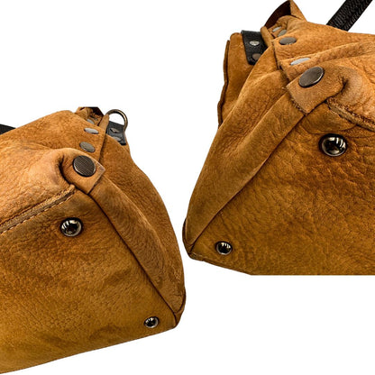 Angoli di una borsa Postina M Zanellato in pelle scamosciata color cannella con finiture marroni testa di moro e parti metalliche bronzo; munita di un manico singolo . Completa di dustbag.