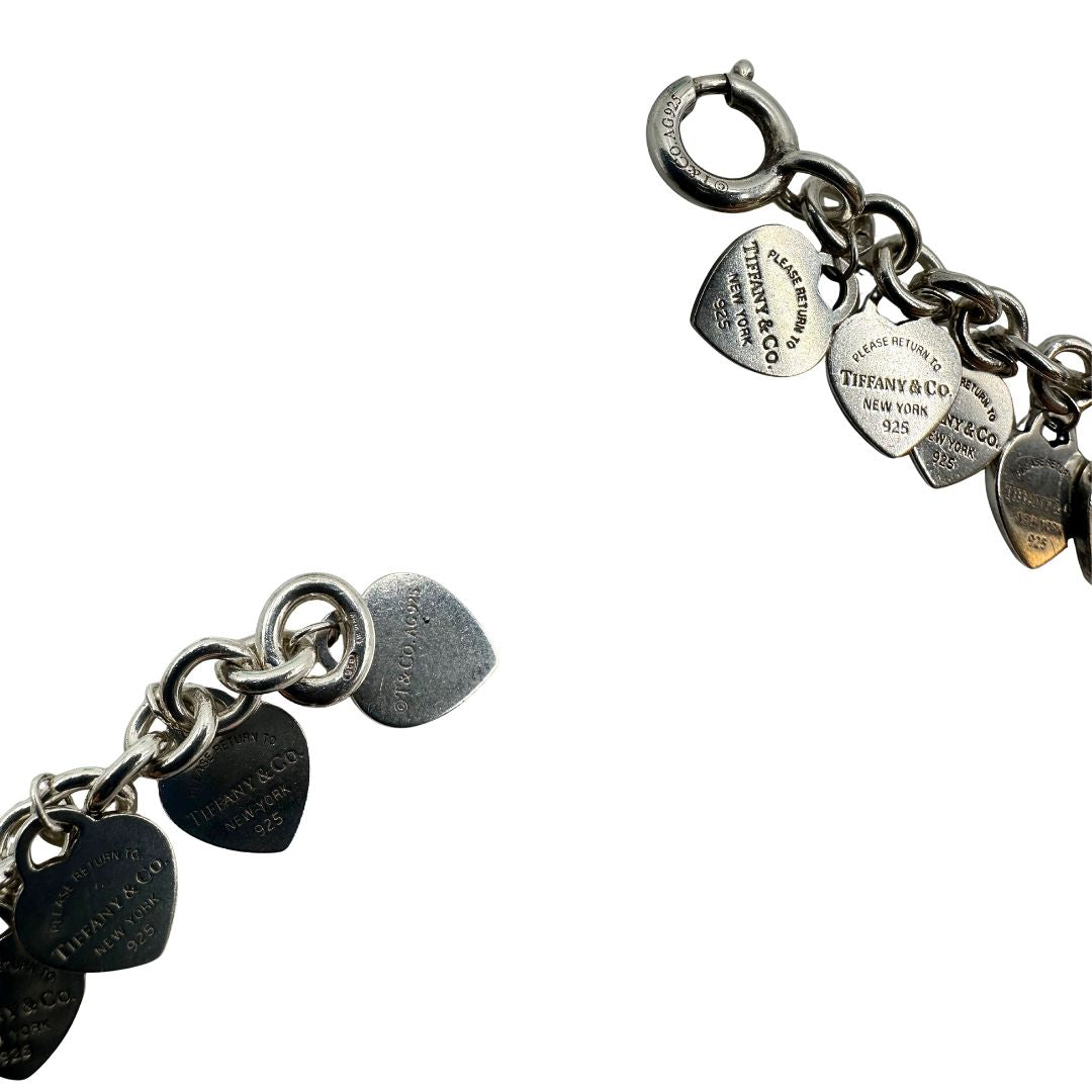 Bracciale Multi-Heart Tiffany&Co. in argento 925 con pendenti con iconici cuori. Completo di scatola e sacchetto antipolvere, di lusso, originale, ottime condizioni.
