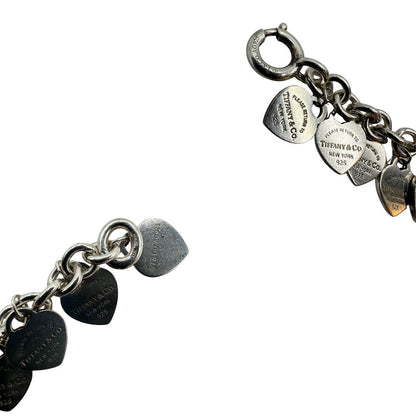 Bracciale Multi-Heart Tiffany&Co. in argento 925 con pendenti con iconici cuori. Completo di scatola e sacchetto antipolvere, di lusso, originale, ottime condizioni.