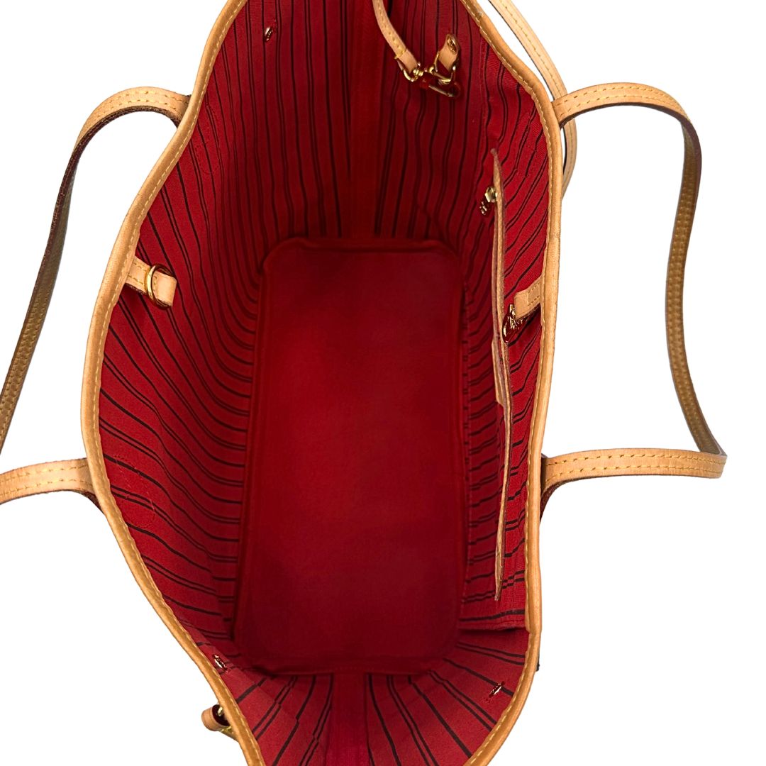 interno Borsa Louis Vuitton Neverfull MM in canvas marrone monogram con finiture in vacchetta naturale e parti metalliche dorate; munita di doppi manici e una pochette estraibile. Indossabile a spalla. Completa di dustbag, di lusso, originale, ottime condizioni. 