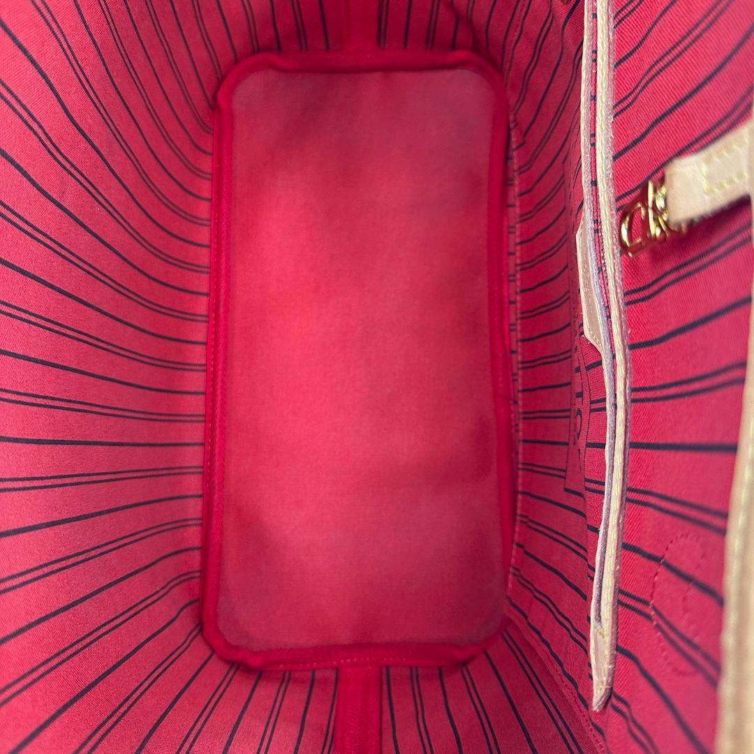 interno Borsa Louis Vuitton Neverfull MM in canvas marrone monogram con finiture in vacchetta naturale e parti metalliche dorate; munita di doppi manici e una pochette estraibile. Indossabile a spalla. Completa di dustbag, di lusso, originale, ottime condizioni. 