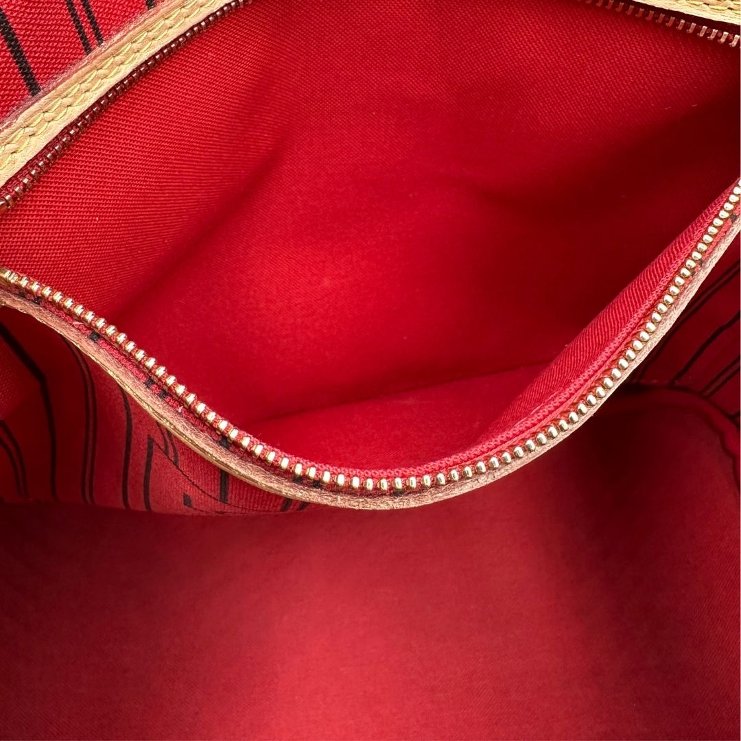 interno Borsa Louis Vuitton Neverfull MM in canvas marrone monogram con finiture in vacchetta naturale e parti metalliche dorate; munita di doppi manici e una pochette estraibile. Indossabile a spalla. Completa di dustbag, di lusso, originale, ottime condizioni. 