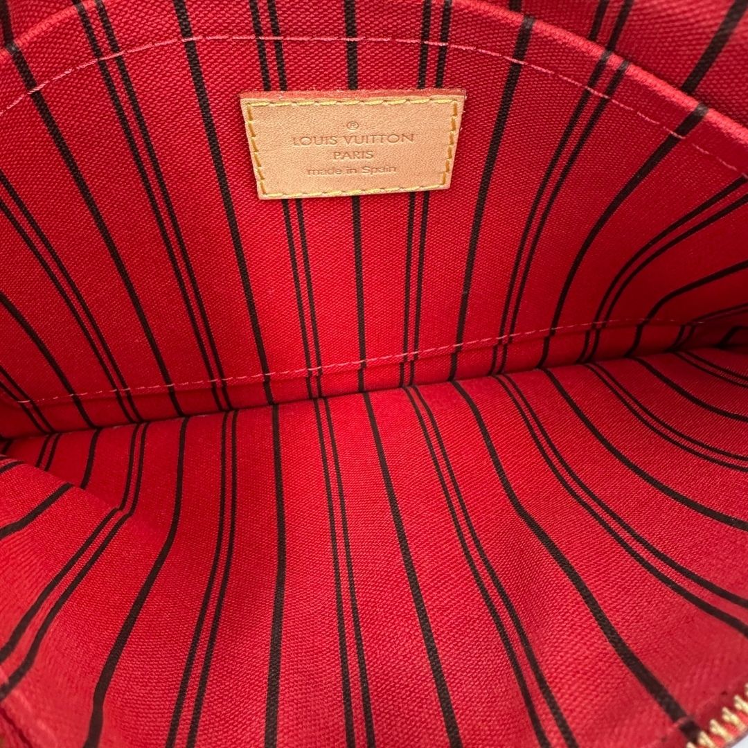 Borsa Louis Vuitton Neverfull MM in canvas marrone monogram con finiture in vacchetta naturale e parti metalliche dorate; munita di doppi manici e una pochette estraibile. Indossabile a spalla. Completa di dustbag, di lusso, originale, ottime condizioni. 