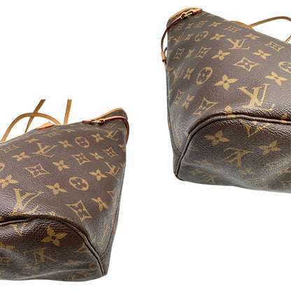 angoli Borsa Louis Vuitton Neverfull MM in canvas marrone monogram con finiture in vacchetta naturale e parti metalliche dorate; munita di doppi manici e una pochette estraibile. Indossabile a spalla. Completa di dustbag, di lusso, originale, ottime condizioni.