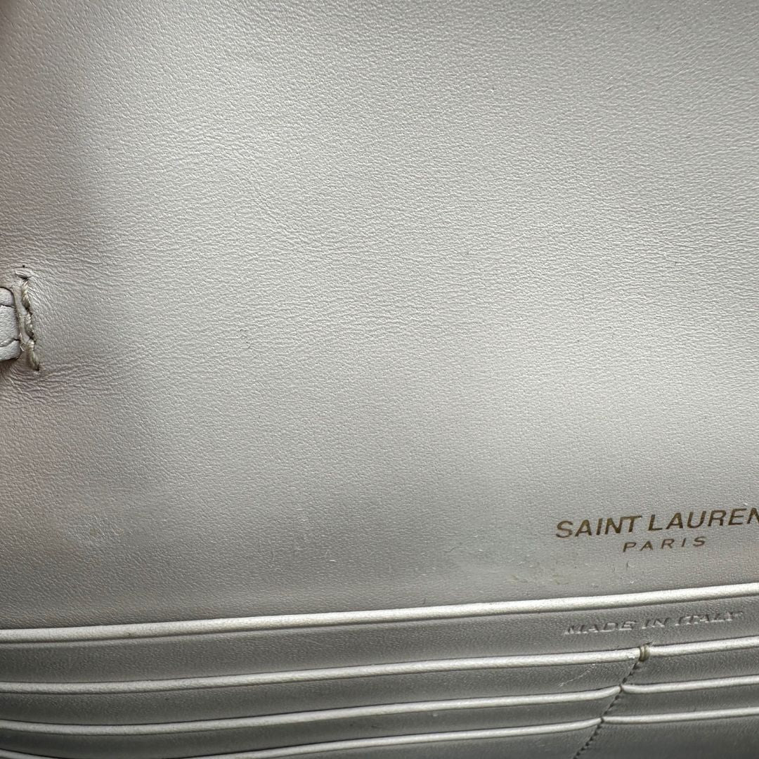 Wallet On Chain Saint Laurent in pelle bianco ice con parti metalliche dorate e nappa decorativa in catena. Indossabile a tracolla. Full set, di lusso, originale, ottime condizioni. 