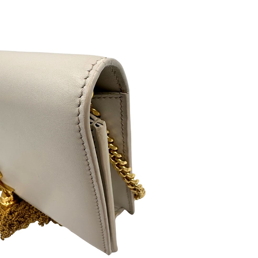 angolo Wallet On Chain Saint Laurent in pelle bianco ice con parti metalliche dorate e nappa decorativa in catena. Indossabile a tracolla. Full set, di lusso, originale, ottime condizioni. 