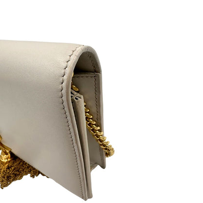 angolo Wallet On Chain Saint Laurent in pelle bianco ice con parti metalliche dorate e nappa decorativa in catena. Indossabile a tracolla. Full set, di lusso, originale, ottime condizioni. 