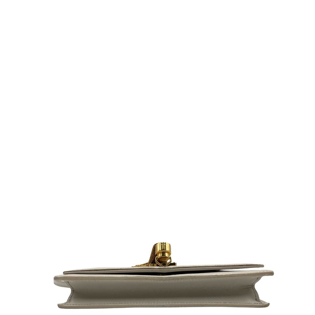 base Wallet On Chain Saint Laurent in pelle bianco ice con parti metalliche dorate e nappa decorativa in catena. Indossabile a tracolla. Full set, di lusso, originale, ottime condizioni. 