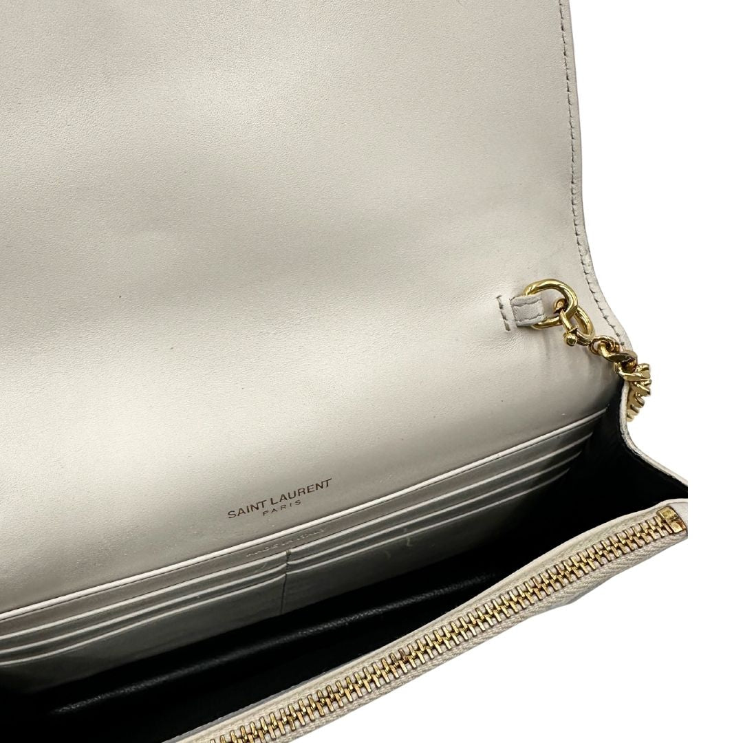 interno Wallet On Chain Saint Laurent in pelle bianco ice con parti metalliche dorate e nappa decorativa in catena. Indossabile a tracolla. Full set, di lusso, originale, ottime condizioni. 