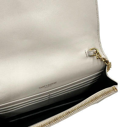 interno Wallet On Chain Saint Laurent in pelle bianco ice con parti metalliche dorate e nappa decorativa in catena. Indossabile a tracolla. Full set, di lusso, originale, ottime condizioni. 