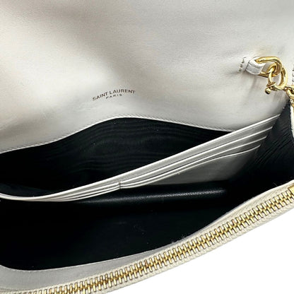 interno Wallet On Chain Saint Laurent in pelle bianco ice con parti metalliche dorate e nappa decorativa in catena. Indossabile a tracolla. Full set, di lusso, originale, ottime condizioni. 