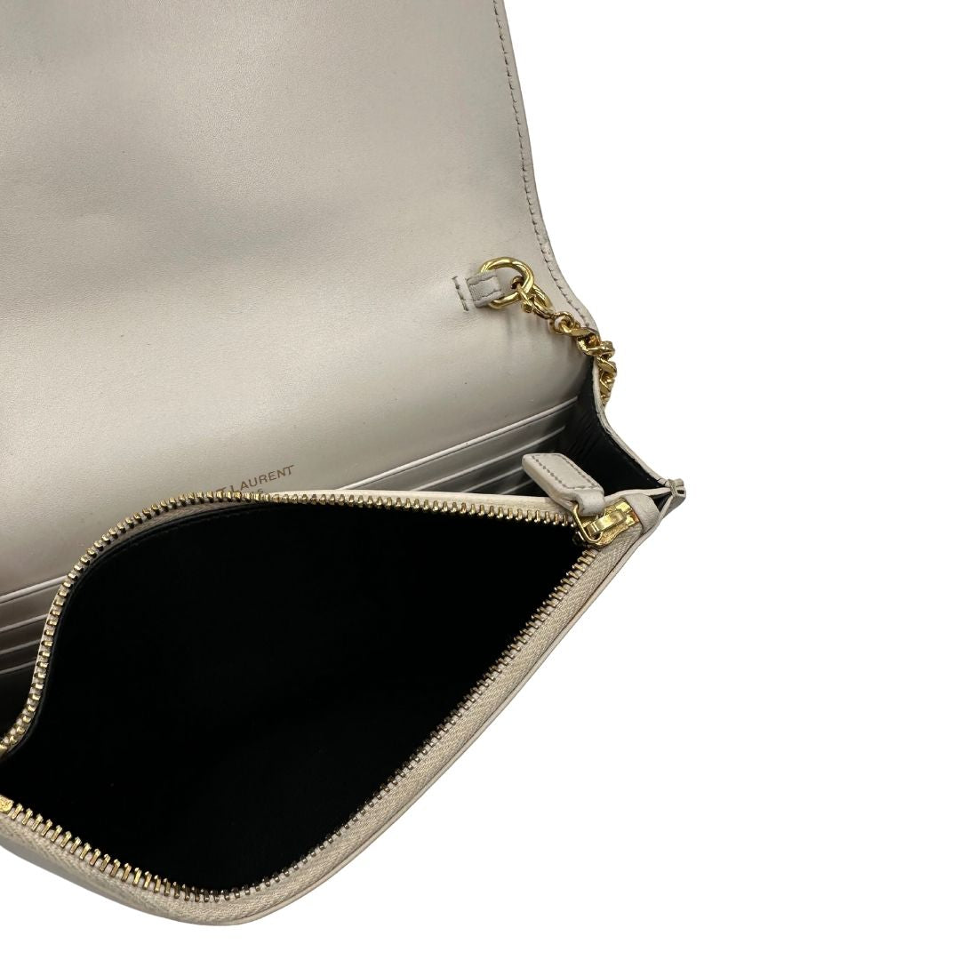 interno Wallet On Chain Saint Laurent in pelle bianco ice con parti metalliche dorate e nappa decorativa in catena. Indossabile a tracolla. Full set, di lusso, originale, ottime condizioni. 