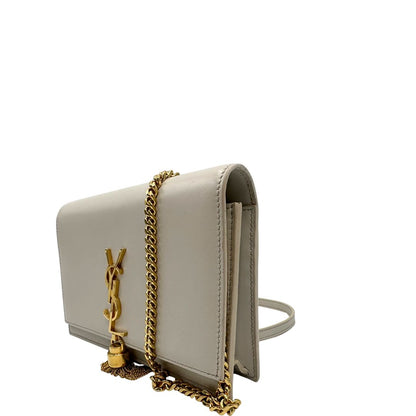 lato Wallet On Chain Saint Laurent in pelle bianco ice con parti metalliche dorate e nappa decorativa in catena. Indossabile a tracolla. Full set, di lusso, originale, ottime condizioni. 