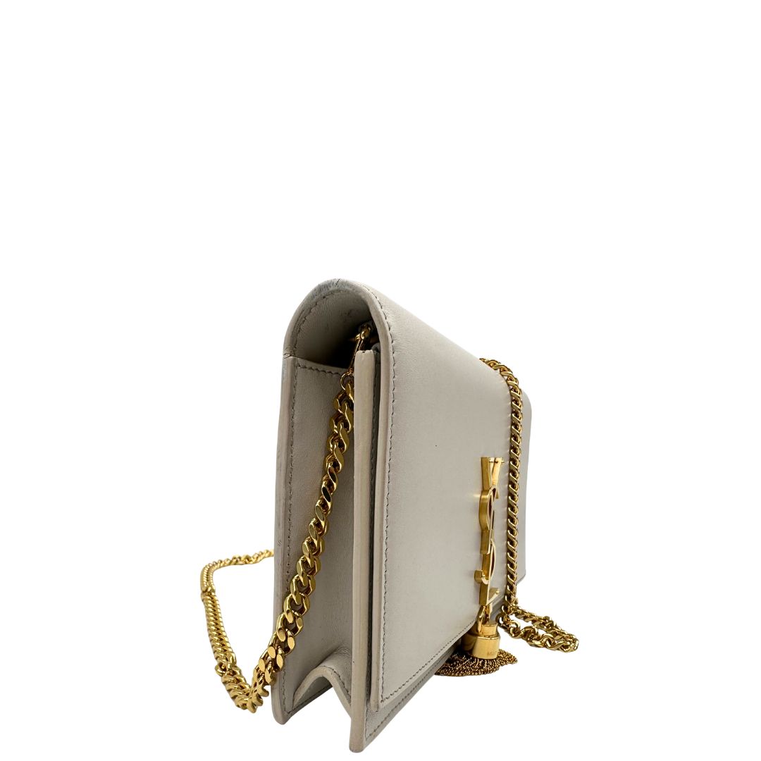 lato Wallet On Chain Saint Laurent in pelle bianco ice con parti metalliche dorate e nappa decorativa in catena. Indossabile a tracolla. Full set, di lusso, originale, ottime condizioni. 