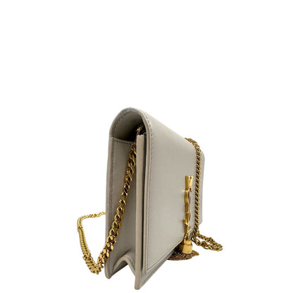 lato Wallet On Chain Saint Laurent in pelle bianco ice con parti metalliche dorate e nappa decorativa in catena. Indossabile a tracolla. Full set, di lusso, originale, ottime condizioni. 