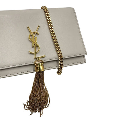 nappa Wallet On Chain Saint Laurent in pelle bianco ice con parti metalliche dorate e nappa decorativa in catena. Indossabile a tracolla. Full set, di lusso, originale, ottime condizioni. 