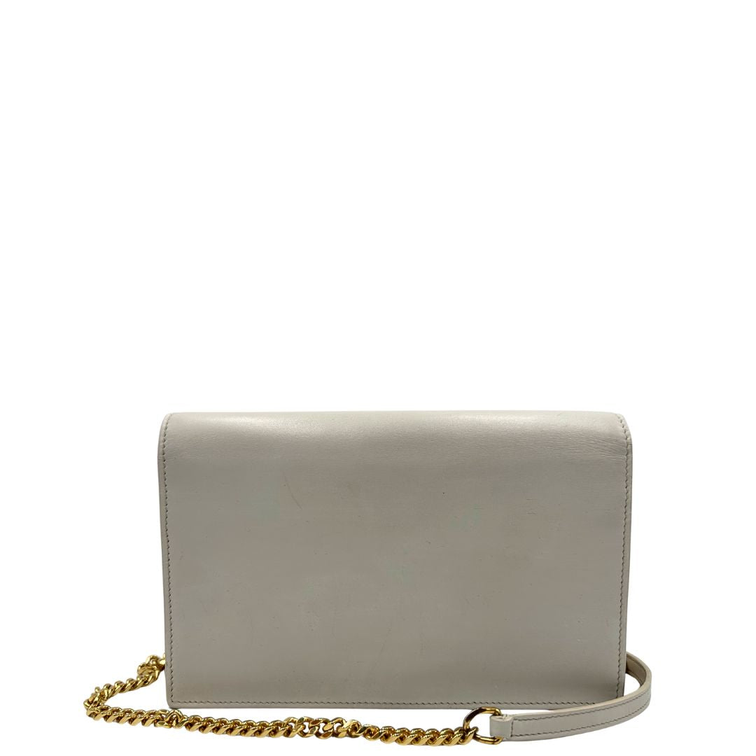 retro Wallet On Chain Saint Laurent in pelle bianco ice con parti metalliche dorate e nappa decorativa in catena. Indossabile a tracolla. Full set, di lusso, originale, ottime condizioni. 