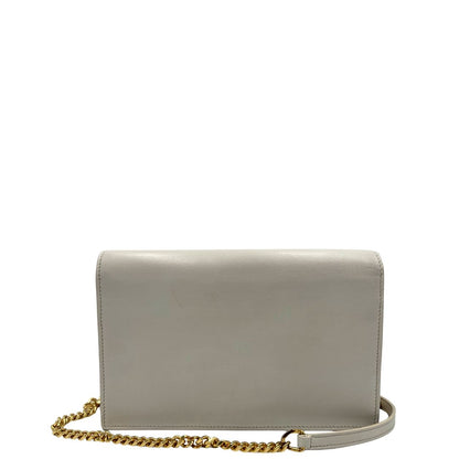 retro Wallet On Chain Saint Laurent in pelle bianco ice con parti metalliche dorate e nappa decorativa in catena. Indossabile a tracolla. Full set, di lusso, originale, ottime condizioni. 