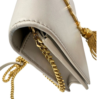 interno Wallet On Chain Saint Laurent in pelle bianco ice con parti metalliche dorate e nappa decorativa in catena. Indossabile a tracolla. Full set, di lusso, originale, ottime condizioni. 