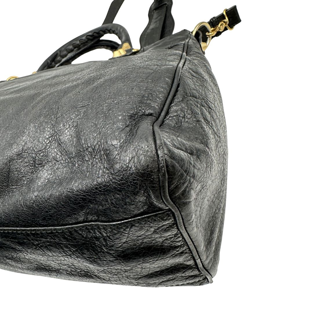 angolo Borsa Balenciaga in pelle crinkled nera con parti metalliche dorate; munita di doppi manici stondati con trama a intreccio e una tracolla amovibile e regolabile. Completa di dustbag, di lusso, originale, ottime condizioni 