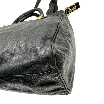 angolo Borsa Balenciaga in pelle crinkled nera con parti metalliche dorate; munita di doppi manici stondati con trama a intreccio e una tracolla amovibile e regolabile. Completa di dustbag, di lusso, originale, ottime condizioni 