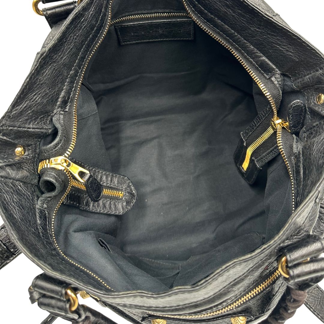 interno Borsa Balenciaga in pelle crinkled nera con parti metalliche dorate; munita di doppi manici stondati con trama a intreccio e una tracolla amovibile e regolabile. Completa di dustbag, di lusso, originale, ottime condizioni 