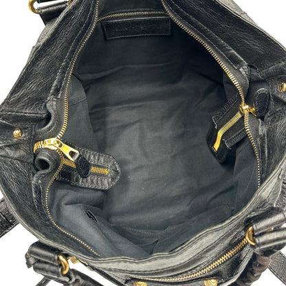 interno Borsa Balenciaga in pelle crinkled nera con parti metalliche dorate; munita di doppi manici stondati con trama a intreccio e una tracolla amovibile e regolabile. Completa di dustbag, di lusso, originale, ottime condizioni 