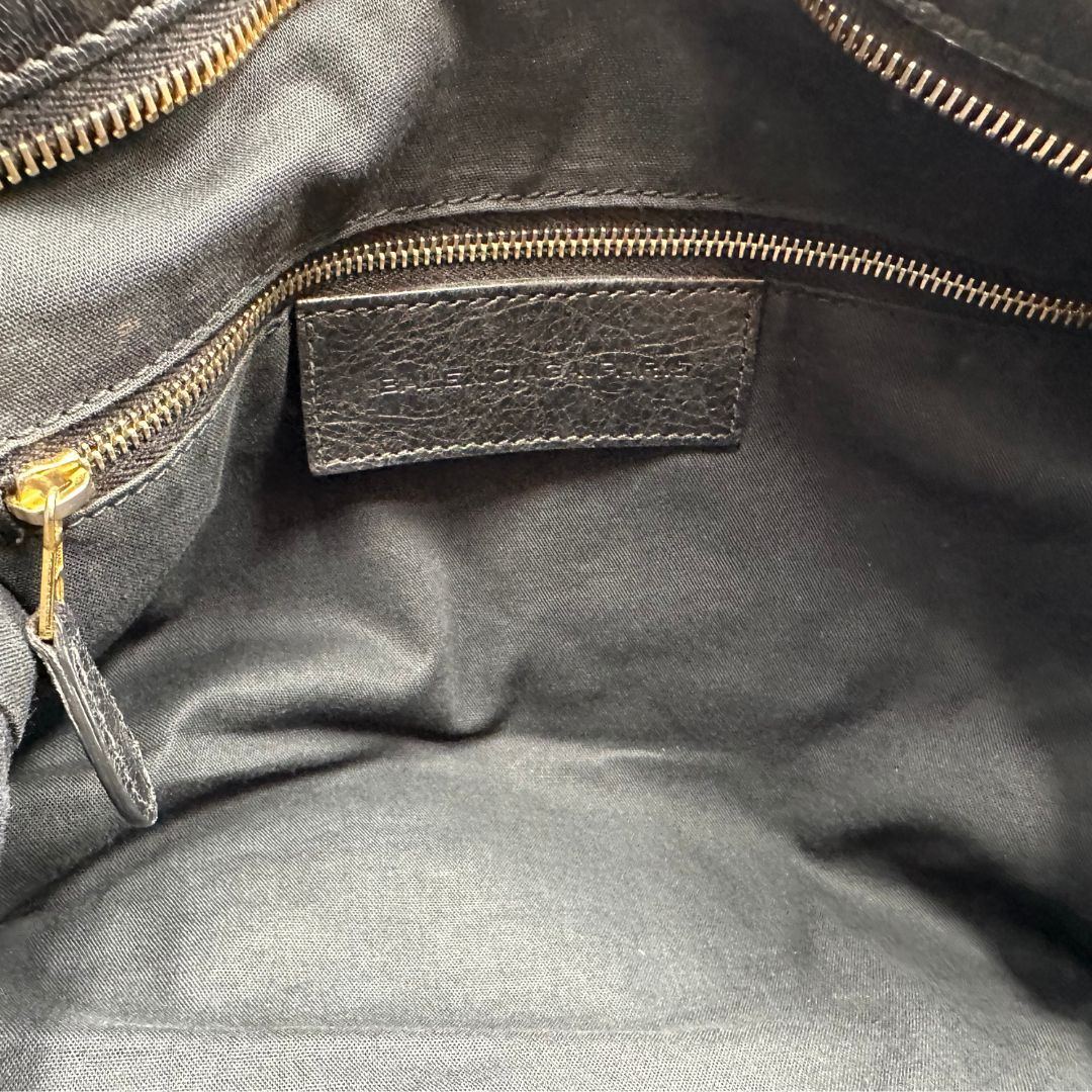 interno Borsa Balenciaga in pelle crinkled nera con parti metalliche dorate; munita di doppi manici stondati con trama a intreccio e una tracolla amovibile e regolabile. Completa di dustbag, di lusso, originale, ottime condizioni 