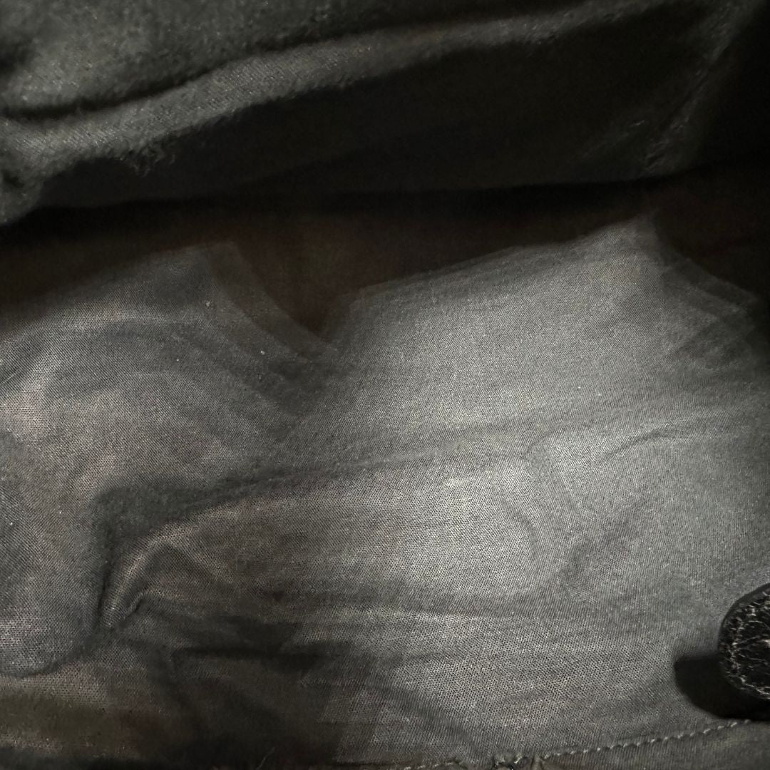 interno Borsa Balenciaga in pelle crinkled nera con parti metalliche dorate; munita di doppi manici stondati con trama a intreccio e una tracolla amovibile e regolabile. Completa di dustbag, di lusso, originale, ottime condizioni 