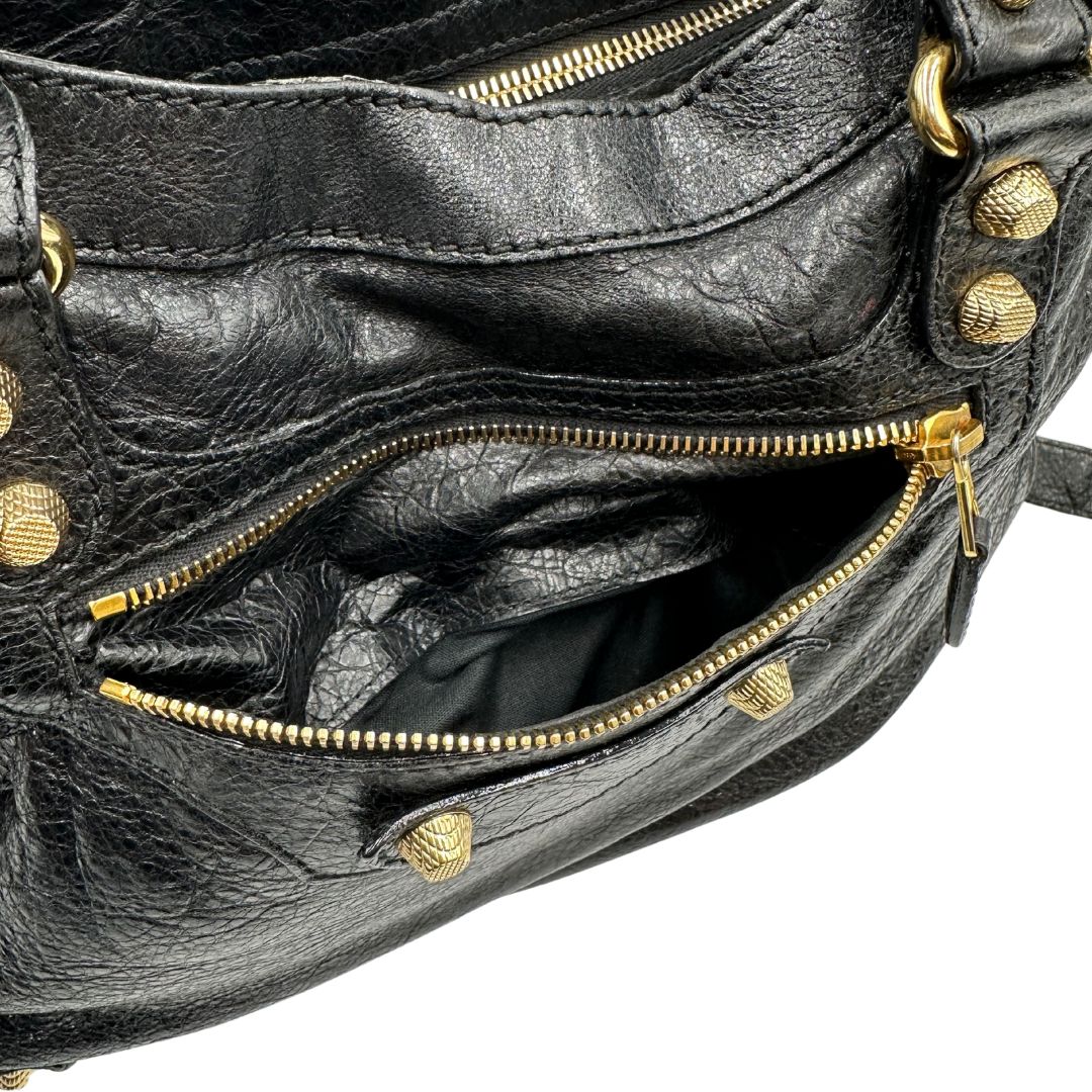 interno Borsa Balenciaga in pelle crinkled nera con parti metalliche dorate; munita di doppi manici stondati con trama a intreccio e una tracolla amovibile e regolabile. Completa di dustbag, di lusso, originale, ottime condizioni 