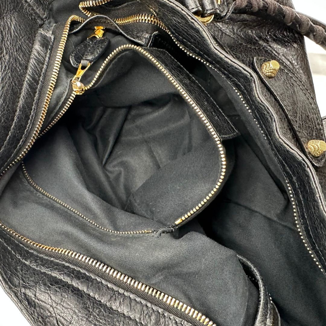 interno Borsa Balenciaga in pelle crinkled nera con parti metalliche dorate; munita di doppi manici stondati con trama a intreccio e una tracolla amovibile e regolabile. Completa di dustbag, di lusso, originale, ottime condizioni 