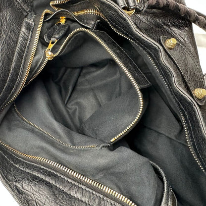 interno Borsa Balenciaga in pelle crinkled nera con parti metalliche dorate; munita di doppi manici stondati con trama a intreccio e una tracolla amovibile e regolabile. Completa di dustbag, di lusso, originale, ottime condizioni 