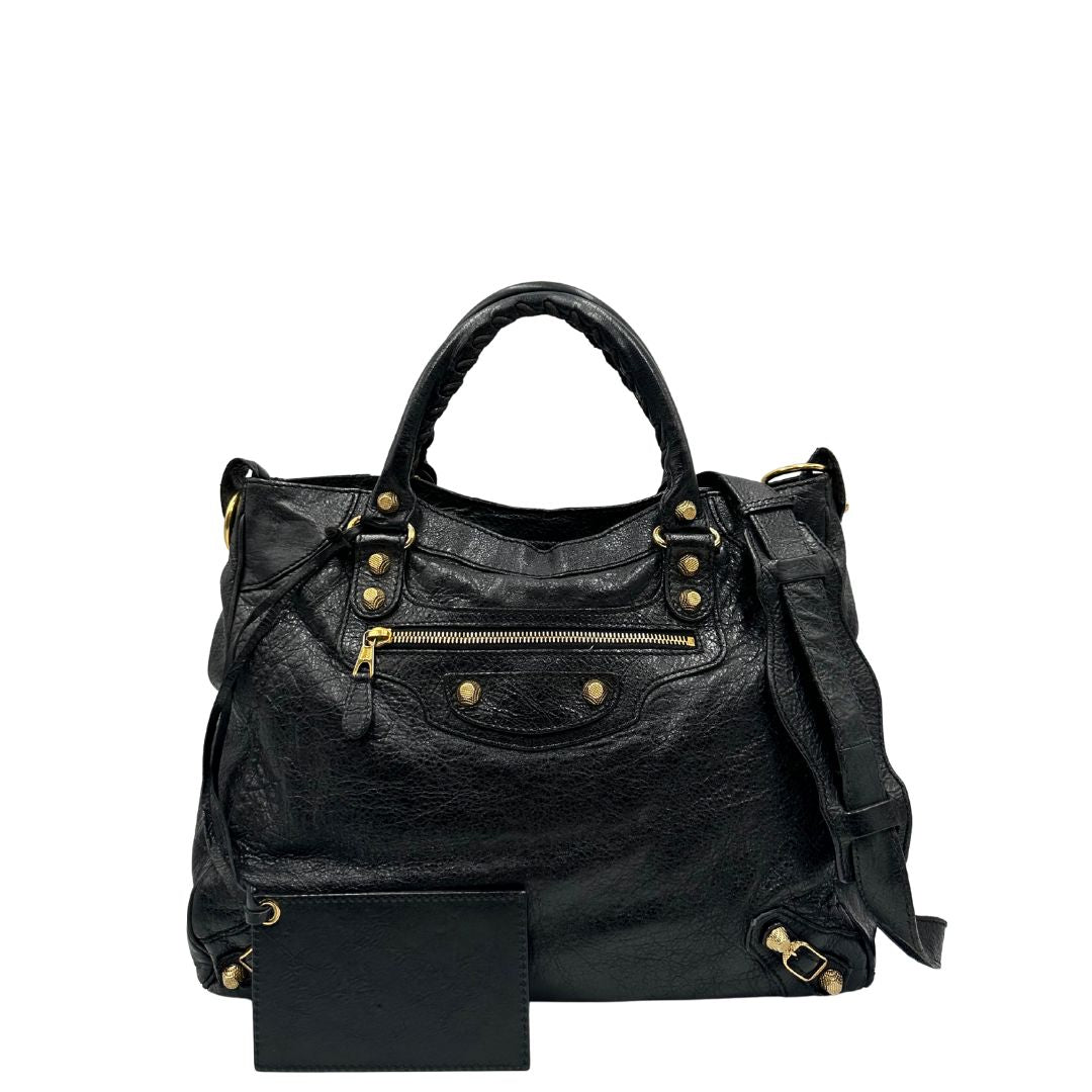 front Borsa Balenciaga in pelle crinkled nera con parti metalliche dorate; munita di doppi manici stondati con trama a intreccio e una tracolla amovibile e regolabile. Completa di dustbag, di lusso, originale, ottime condizioni