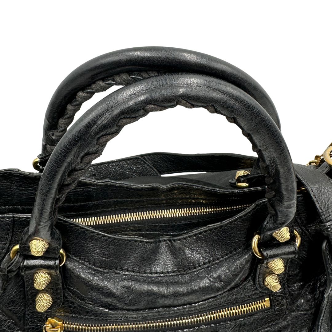 manici Borsa Balenciaga in pelle crinkled nera con parti metalliche dorate; munita di doppi manici stondati con trama a intreccio e una tracolla amovibile e regolabile. Completa di dustbag, di lusso, originale, ottime condizioni