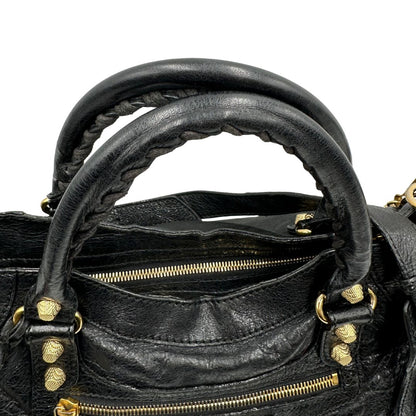 manici Borsa Balenciaga in pelle crinkled nera con parti metalliche dorate; munita di doppi manici stondati con trama a intreccio e una tracolla amovibile e regolabile. Completa di dustbag, di lusso, originale, ottime condizioni
