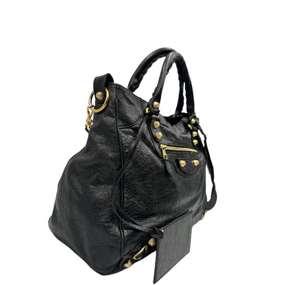 lato Borsa Balenciaga in pelle crinkled nera con parti metalliche dorate; munita di doppi manici stondati con trama a intreccio e una tracolla amovibile e regolabile. Completa di dustbag, di lusso, originale, ottime condizioni