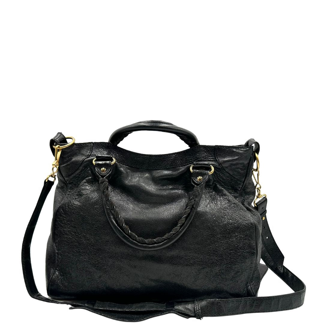 retro Borsa Balenciaga in pelle crinkled nera con parti metalliche dorate; munita di doppi manici stondati con trama a intreccio e una tracolla amovibile e regolabile. Completa di dustbag, di lusso, originale, ottime condizioni 