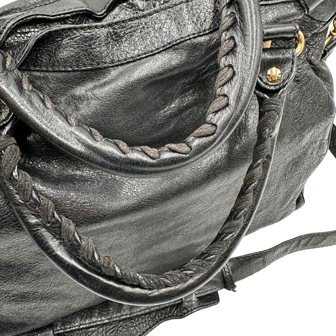 manici Borsa Balenciaga in pelle crinkled nera con parti metalliche dorate; munita di doppi manici stondati con trama a intreccio e una tracolla amovibile e regolabile. Completa di dustbag, di lusso, originale, ottime condizioni 