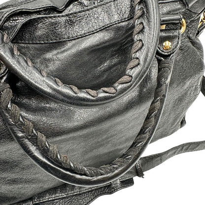 manici Borsa Balenciaga in pelle crinkled nera con parti metalliche dorate; munita di doppi manici stondati con trama a intreccio e una tracolla amovibile e regolabile. Completa di dustbag, di lusso, originale, ottime condizioni 