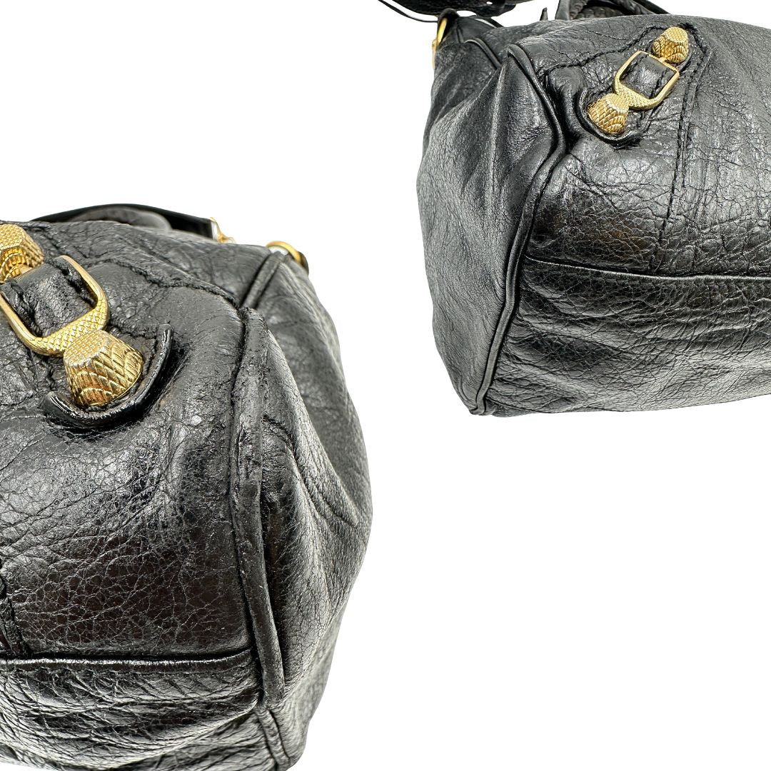 angoli Borsa Balenciaga in pelle crinkled nera con parti metalliche dorate; munita di doppi manici stondati con trama a intreccio e una tracolla amovibile e regolabile. Completa di dustbag, di lusso, originale, ottime condizioni 