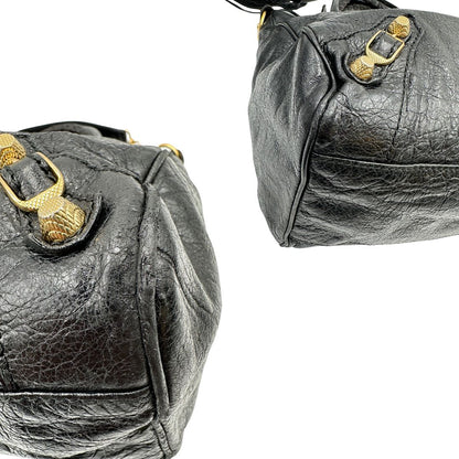 angoli Borsa Balenciaga in pelle crinkled nera con parti metalliche dorate; munita di doppi manici stondati con trama a intreccio e una tracolla amovibile e regolabile. Completa di dustbag, di lusso, originale, ottime condizioni 