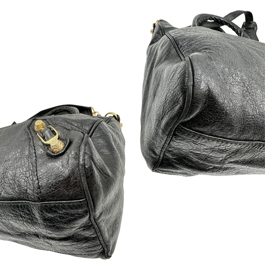 angoli Borsa Balenciaga in pelle crinkled nera con parti metalliche dorate; munita di doppi manici stondati con trama a intreccio e una tracolla amovibile e regolabile. Completa di dustbag, di lusso, originale, ottime condizioni 