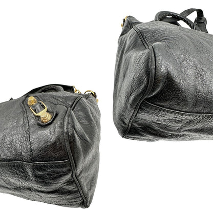 angoli Borsa Balenciaga in pelle crinkled nera con parti metalliche dorate; munita di doppi manici stondati con trama a intreccio e una tracolla amovibile e regolabile. Completa di dustbag, di lusso, originale, ottime condizioni 
