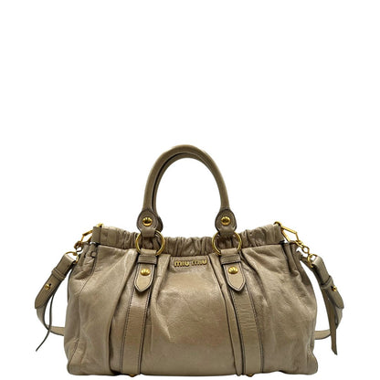 front Borsa Miu Miu in pelle beige con parti metalliche dorate; munita di una tracolla e doppi manici stondati. Completa di dustbag, di lusso, originale, ottime condizioni. 