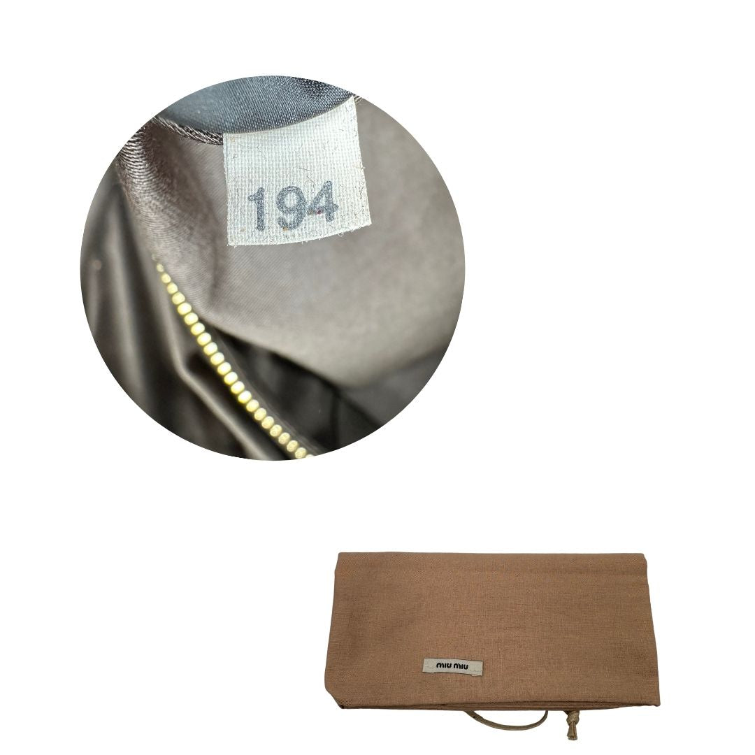 dustbag Borsa Miu Miu in pelle beige con parti metalliche dorate; munita di una tracolla e doppi manici stondati. Completa di dustbag, di lusso, originale, ottime condizioni. 