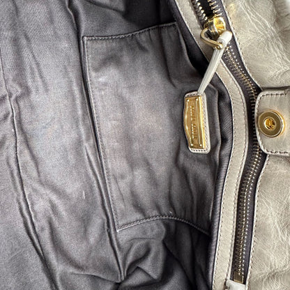 interno Borsa Miu Miu in pelle beige con parti metalliche dorate; munita di una tracolla e doppi manici stondati. Completa di dustbag, di lusso, originale, ottime condizioni.