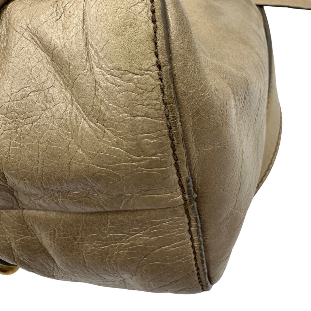 angolo Borsa Miu Miu in pelle beige con parti metalliche dorate; munita di una tracolla e doppi manici stondati. Completa di dustbag, di lusso, originale, ottime condizioni. 