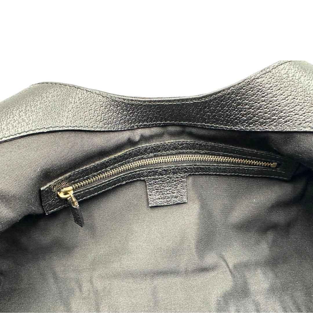 interno Borsa Gucci in tessuto GG nero con finiture in pelle tono su tono e parti metalliche dorate; munita di doppi manici stondati. Completa di dustbag, di lusso, originale, ottime condizioni. 