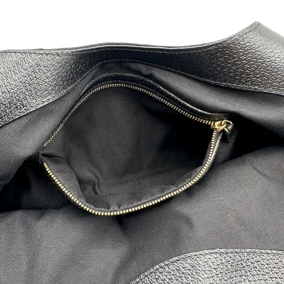 interno Borsa Gucci in tessuto GG nero con finiture in pelle tono su tono e parti metalliche dorate; munita di doppi manici stondati. Completa di dustbag, di lusso, originale, ottime condizioni. 